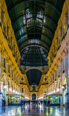 MILANO, İtalya, 13 Mart 2016: Milano 'daki dünyanın en eski alışveriş galerilerinden biri olan Vittorio Emanuele II galerisi