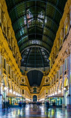 MILANO, İtalya, 13 Mart 2016: Milano 'daki dünyanın en eski alışveriş galerilerinden biri olan Vittorio Emanuele II galerisi