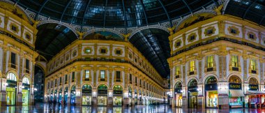 MILANO, İtalya, 13 Mart 2016: Milano 'daki dünyanın en eski alışveriş galerilerinden biri olan Vittorio Emanuele II galerisi