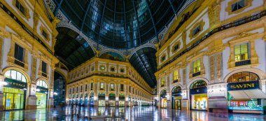 MILANO, İtalya, 13 Mart 2016: Milano 'daki dünyanın en eski alışveriş galerilerinden biri olan Vittorio Emanuele II galerisi