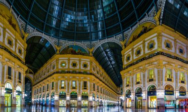 MILANO, İtalya, 13 Mart 2016: Milano 'daki dünyanın en eski alışveriş galerilerinden biri olan Vittorio Emanuele II galerisi