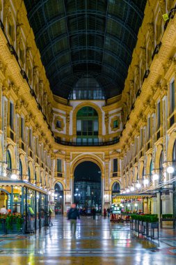 MILANO, İtalya, 13 Mart 2016: Milano 'daki dünyanın en eski alışveriş galerilerinden biri olan Vittorio Emanuele II galerisi