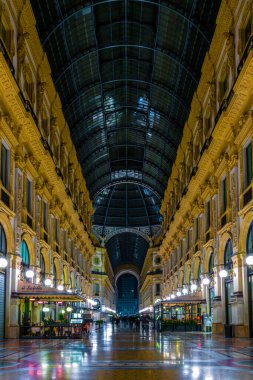 MILANO, İtalya, 13 Mart 2016: Milano 'daki dünyanın en eski alışveriş galerilerinden biri olan Vittorio Emanuele II galerisi