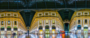 MILANO, İtalya, 13 Mart 2016: Milano 'daki dünyanın en eski alışveriş galerilerinden biri olan Vittorio Emanuele II galerisi