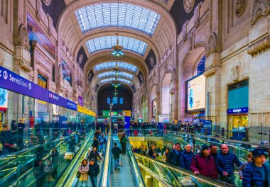 MILANO, İtalya, 13 Mart 2016: Milano Merkez Tren İstasyonu 'nun iç mekanı, İtalya.