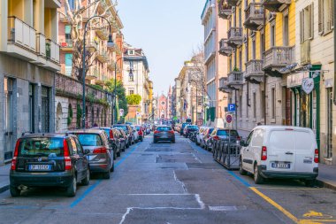 TORINO, İtalya, 12 Mart 2016: İtalya 'nın Torino kentindeki Piazza Vittorio Veneto meydanına açılan dar bir sokağa bakış
