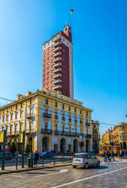 TORINO, İtalya, 12 Mart 2016: İtalya 'nın Torino kentindeki Piazza del Castello' da bulunan Torre Litttoria gökdelenine bakınız.