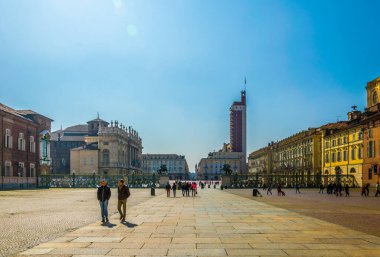 TORINO, İTALYA, 12 Mart 2016: İnsanlar İtalya 'nın Torino kentindeki kale meydanındaki tarihi saray ve castello degli acaja binalarında geziniyorlar..