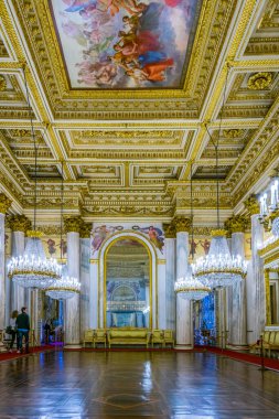 TORINO, İtalya, 12 Mart 2016: İtalya 'nın Torino kentindeki sarayın ayna salonu manzaralı.