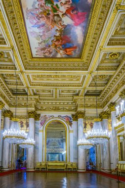 TORINO, İtalya, 12 Mart 2016: İtalya 'nın Torino kentindeki sarayın ayna salonu manzaralı.