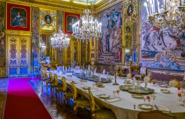 TORINO, İTALYA, 12 Mart 2016: İtalya 'nın Torino şehrinde bir sarayın yemek salonu manzarası.