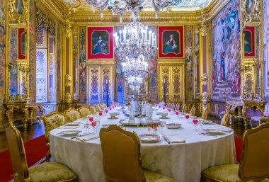 TORINO, İTALYA, 12 Mart 2016: İtalya 'nın Torino şehrinde bir sarayın yemek salonu manzarası.