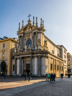 TORINO, İTALYA, 12 Mart 2016: İnsanlar İtalya 'nın Torino kentindeki Saint Carlo Borçlu Kilisesi' nin önünde yürüyorlar - Saint Cristina ve Carlo Kilisesi.