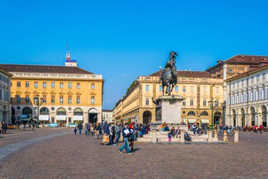 TORINO, İtalya, 12 Mart 2016: İtalya 'nın Torino kentindeki Piazza San Carlo meydanında insanlar yürüyor.