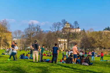 TORINO, İtalya, 12 Mart 2016: İnsanlar İtalya 'nın Torino kentindeki Parco del Valentino' da güneşli bir günün tadını çıkarıyorlar