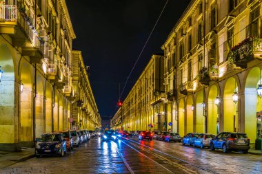 TORINO, İtalya, 12 Mart 2016: İtalyan Torino kentindeki Po üzerinden gece trafiğine bakış