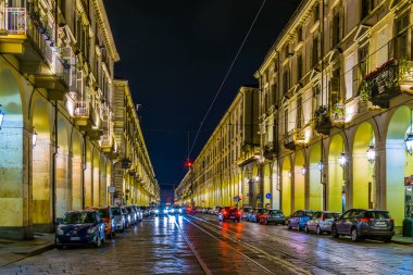 TORINO, İtalya, 12 Mart 2016: İtalyan Torino kentindeki Po üzerinden gece trafiğine bakış