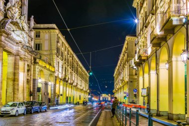 TORINO, İtalya, 12 Mart 2016: İtalyan Torino kentindeki Po üzerinden gece trafiğine bakış