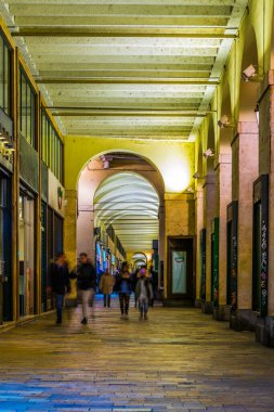 TORINO, İtalya, 12 Mart 2016: İtalyan kenti Torino 'nun tarihi merkezine uzanan aydınlatılmış kapalı bir oyun salonunun gece görüntüsü