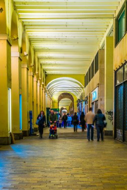 TORINO, İtalya, 12 Mart 2016: İtalyan kenti Torino 'nun tarihi merkezine uzanan aydınlatılmış kapalı bir oyun salonunun gece görüntüsü