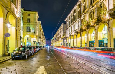 TORINO, İtalya, 12 Mart 2016: İtalyan Torino kentindeki Po üzerinden gece trafiğine bakış