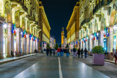TORINO, İtalya, 12 Mart 2016: İtalyan Torino şehrinde insanlar gece boyunca Roma üzerinden sokakta yürüyorlar