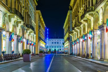 TORINO, İtalya, 12 Mart 2016: İtalyan Torino şehrinde insanlar gece boyunca Roma üzerinden sokakta yürüyorlar