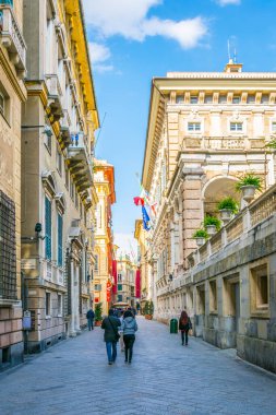 GENOA, İtalya, 13 Mart 2016: İnsanlar İtalya 'nın Ceneviz kentindeki Garibaldi Caddesi üzerinden ünlü genovese sarayları boyunca yürüyorlar.