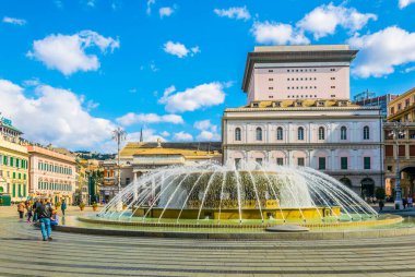 GENOA, İtalya, 13 Mart 2016: İnsanlar Cenova, İtalya 'daki raffaele de ferrari meydanında güneşli bir günün tadını çıkarıyorlar
