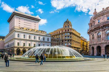 GENOA, İtalya, 13 Mart 2016: İnsanlar Cenova, İtalya 'daki raffaele de ferrari meydanında güneşli bir günün tadını çıkarıyorlar