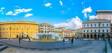 GENOA, İtalya, 13 Mart 2016: İnsanlar Cenova, İtalya 'daki raffaele de ferrari meydanında güneşli bir günün tadını çıkarıyorlar