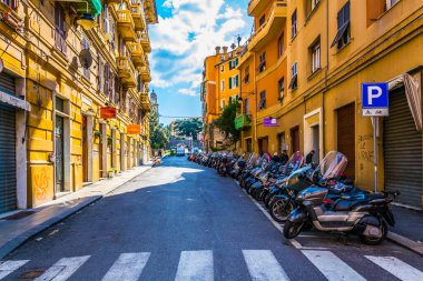 GENOA, İtalya, 13 Mart 2016: İtalyan kenti Genoa 'nın tarihi merkezinde dar bir sokağa bakış.