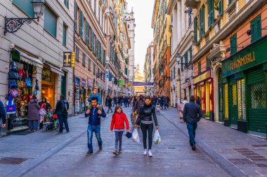 GENOA, ITALY, 13 Mart 2016: İnsanlar İtalyan şehri Genoa 'daki di canneto Il lungo üzerinden Piazza de ferrari' ye doğru yürüyorlar.
