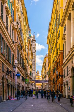 GENOA, ITALY, 13 Mart 2016: İnsanlar İtalyan şehri Genoa 'daki di canneto Il lungo üzerinden Piazza de ferrari' ye doğru yürüyorlar.