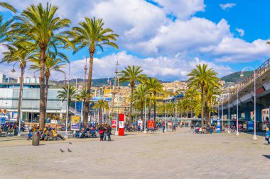 GENOA, İtalya, 13 Mart 2016: İnsanlar Ceneviz Limanı 'ndan geçen deniz kıyısında geziniyorlar. Liman, Avrupa 'nın en büyük akvaryumu gibi turistler için çeşitli etkinlikler sunuyor..