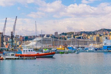 GENOA, İtalya, 13 Mart 2016: İtalya 'daki Ceneviz Limanı' nda demirleyen bir yolcu gemisine bakış.