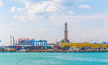 GENOA, İtalya, 13 Mart 2016: Ceneviz limanındaki tarihi deniz fenerinin SEchc kargo terminaliyle birlikte görüntülenmesi
