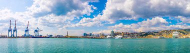 GENOA, İtalya, 13 Mart 2016: Ceneviz limanının panoramatik görünümü