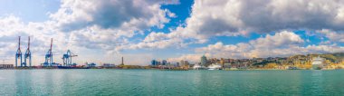 GENOA, İtalya, 13 Mart 2016: Ceneviz limanının panoramatik görünümü
