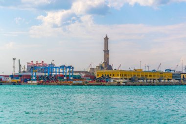GENOA, İtalya, 13 Mart 2016: Ceneviz limanındaki tarihi deniz fenerinin SEchc kargo terminaliyle birlikte görüntülenmesi