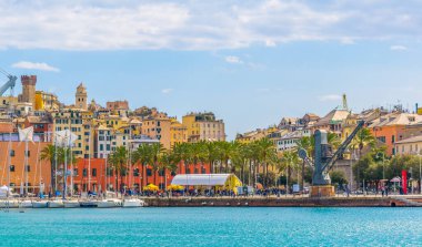 GENOA, İtalya, 13 Mart 2016: İnsanlar Ceneviz Limanı 'ndan geçen deniz kıyısında geziniyorlar. Liman, Avrupa 'nın en büyük akvaryumu gibi turistler için çeşitli etkinlikler sunuyor..