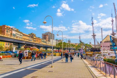 GENOA, İtalya, 13 Mart 2016: İnsanlar Ceneviz Limanı 'ndan geçen deniz kıyısında geziniyorlar. Liman, Avrupa 'nın en büyük akvaryumu gibi turistler için çeşitli etkinlikler sunuyor..