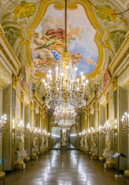 GENOA, İtalya, 13 Mart 2016: İtalyan kenti Genoa 'daki Palazzo gerçekliğinin ayna galerisi.