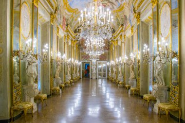 GENOA, İtalya, 13 Mart 2016: İtalyan kenti Genoa 'daki Palazzo gerçekliğinin ayna galerisi.