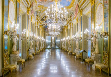 GENOA, İtalya, 13 Mart 2016: İtalyan kenti Genoa 'daki Palazzo gerçekliğinin ayna galerisi.