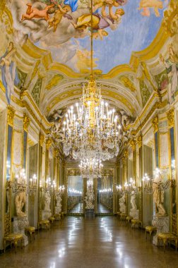 GENOA, İtalya, 13 Mart 2016: İtalyan kenti Genoa 'daki Palazzo gerçekliğinin ayna galerisi.