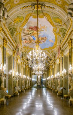 GENOA, İtalya, 13 Mart 2016: İtalyan kenti Genoa 'daki Palazzo gerçekliğinin ayna galerisi.