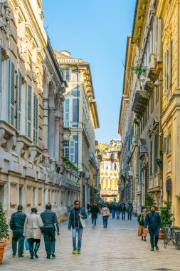 GENOA, İtalya, 13 Mart 2016: İnsanlar İtalya 'nın Ceneviz kentindeki Garibaldi Caddesi üzerinden ünlü genovese sarayları boyunca yürüyorlar.