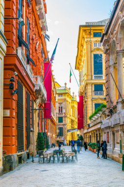 GENOA, İtalya, 13 Mart 2016: İnsanlar İtalya 'nın Ceneviz kentindeki Garibaldi Caddesi üzerinden ünlü genovese sarayları boyunca yürüyorlar.