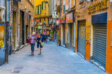 GENOA, İtalya, 13 Mart 2016: İnsanlar İtalya 'nın Ceneviz kentindeki Garibaldi Caddesi üzerinden ünlü genovese sarayları boyunca yürüyorlar.